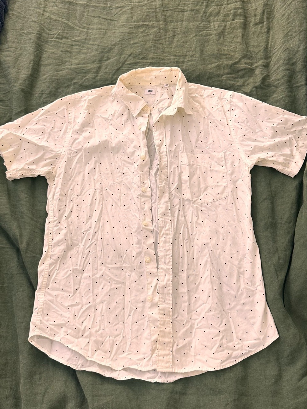 Uniqlo White Short-Sleeve Button-Down Shirt with Tiny Dot Print